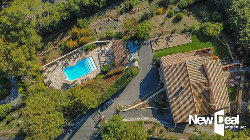 Propriété - 225 m² - 5 pièces