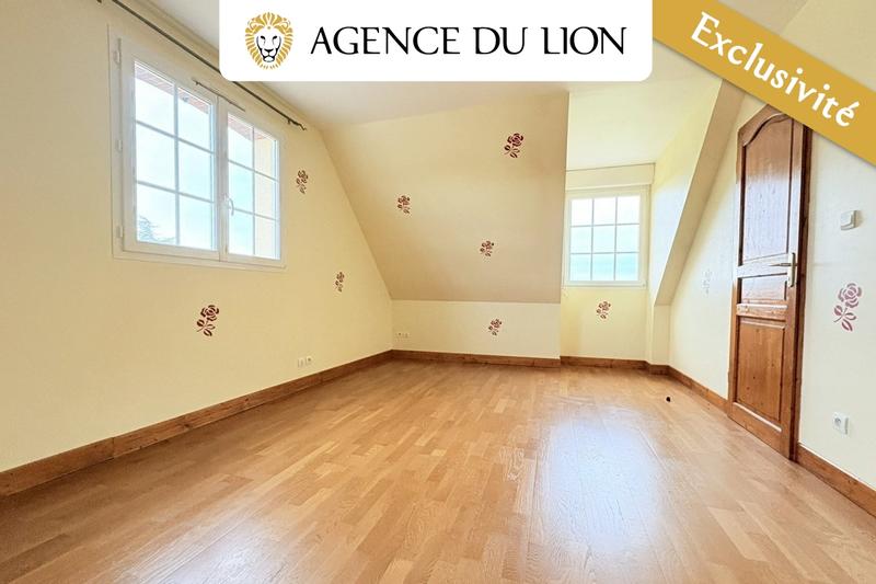 Maison traditionnelle - 220 m² - 8 pièces