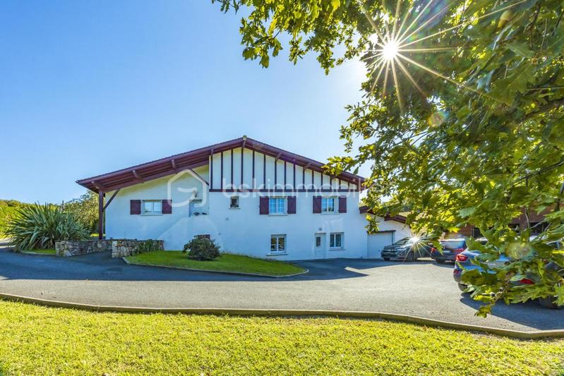 Maison - 250 m² - 9 pièces