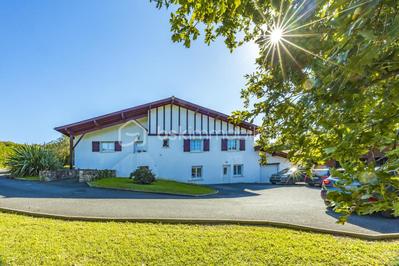 Maison - 250 m² - 9 pièces