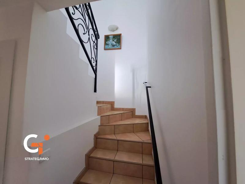 Maison - 240 m² - 8 pièces