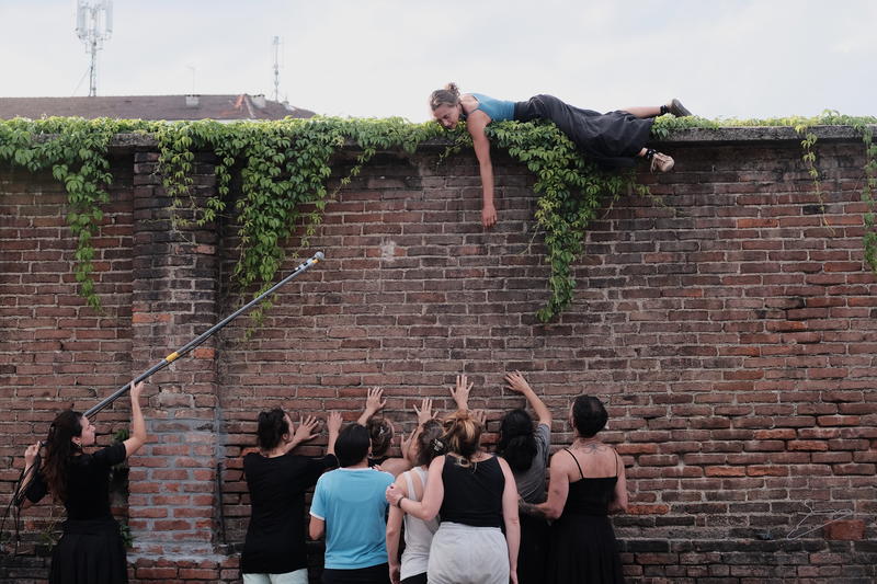 Marche performative "Le lichen prend racine comme Rosa prend le bus : Radicelle" et soirée musicale