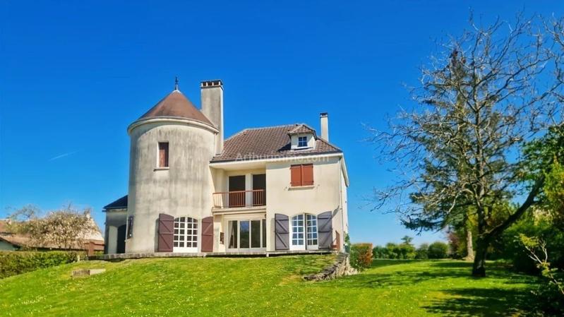 Maison - 210 m² - 9 pièces