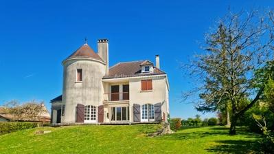 Maison - 210 m² - 9 pièces