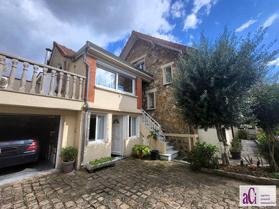 Maison - 256 m² - 12 pièces