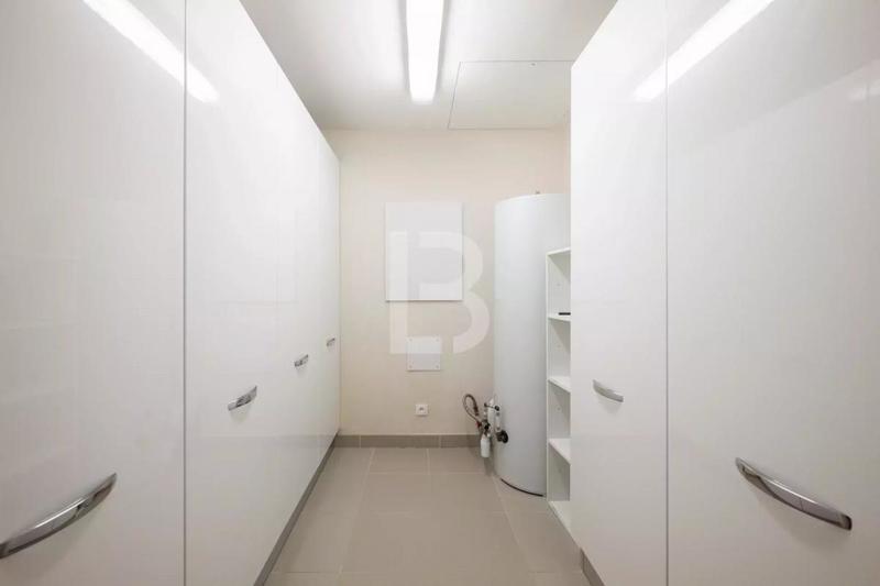 Villa - 587 m² - 8 pièces