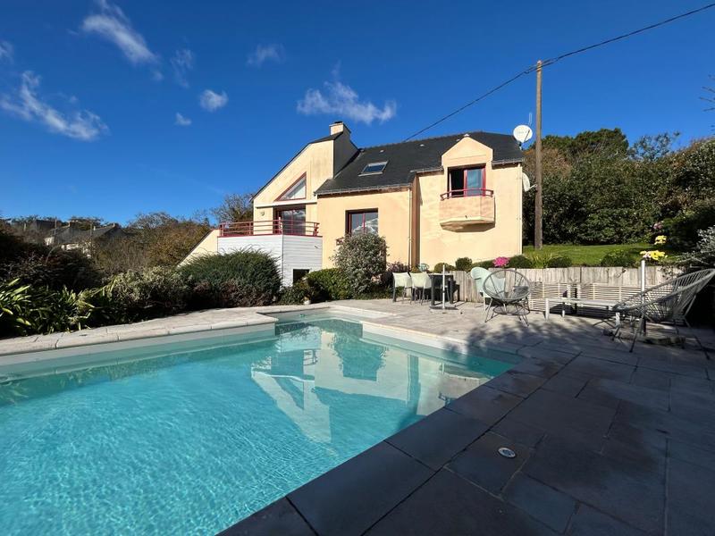 Maison - 240 m² - 6 pièces