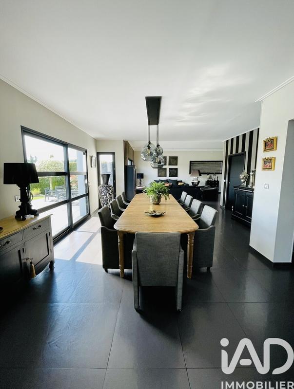 Maison - 285 m² - 9 pièces