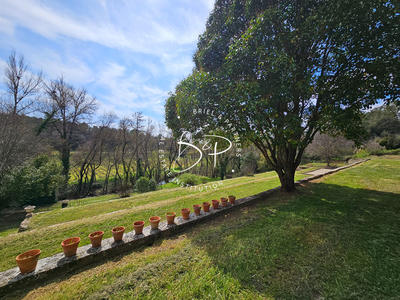 Maison - 272 m² - 9 pièces