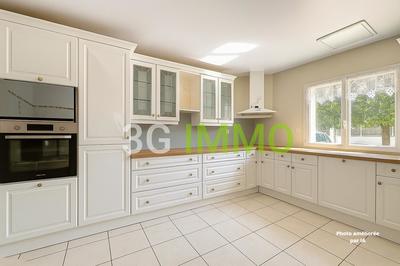 Maison traditionnelle - 218 m² - 9 pièces