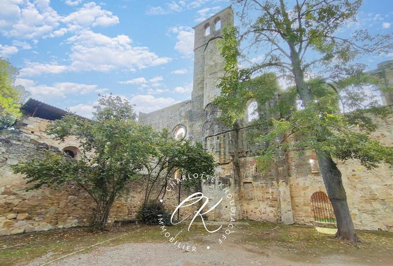 Maison - 2 524 m² - 50 pièces