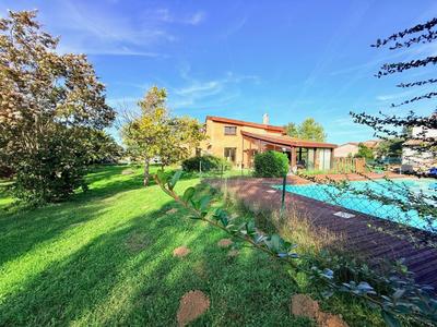 Maison - 250 m² - 6 pièces