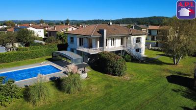 Maison - 249 m² - 7 pièces