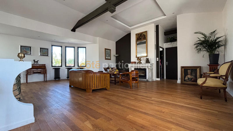 Maison - 305 m² - 7 pièces