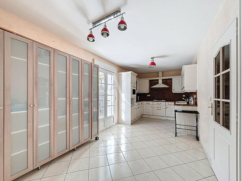 Maison - 232 m² - 8 pièces