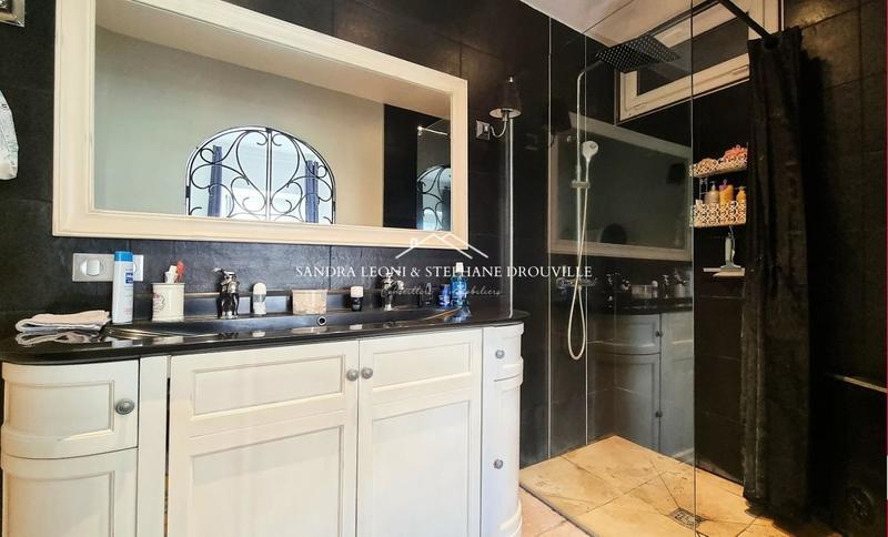 Maison - 220 m² - 8 pièces