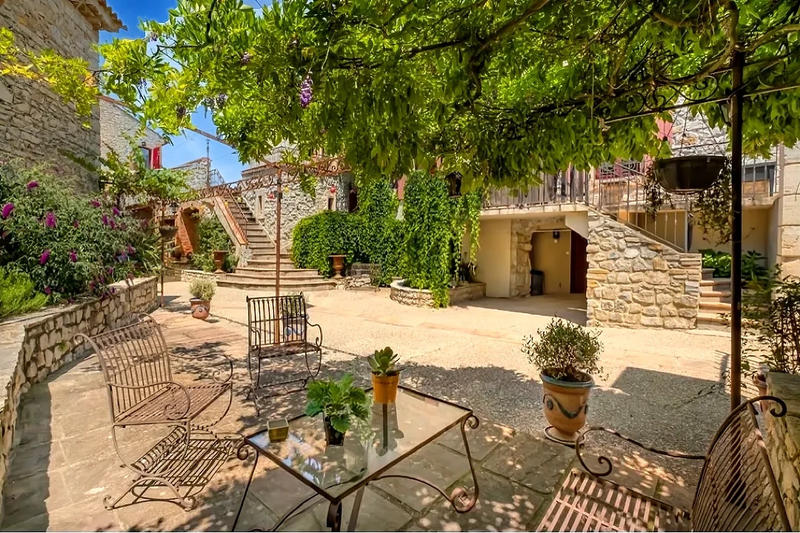 Propriété - 660 m² - 20 pièces