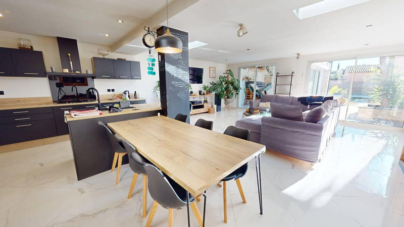 Maison - 214 m² - 8 pièces