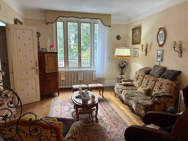 Maison - 210 m² - 9 pièces