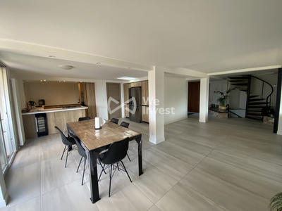 Villa - 235 m² - 10 pièces