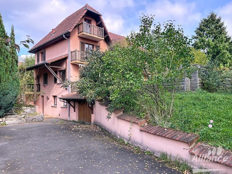 Maison - 239 m² - 8 pièces