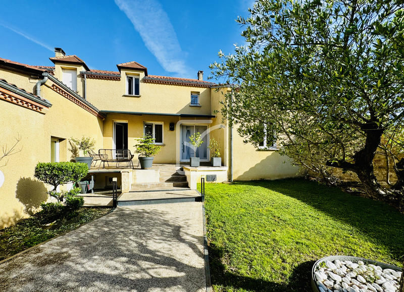 Maison - 281 m² - 9 pièces