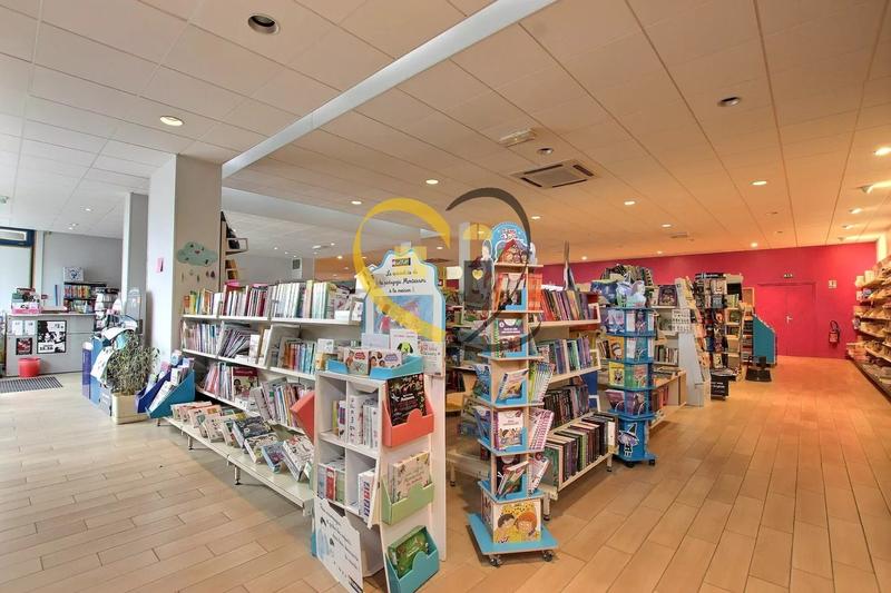 Local commercial - 573 m² - 1 pièce