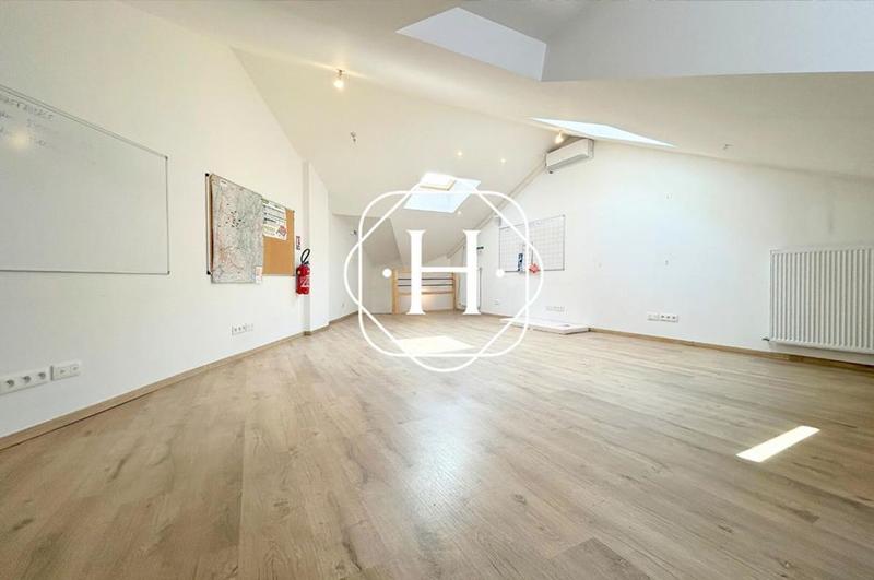 Local commercial - 120 m² - 4 pièces