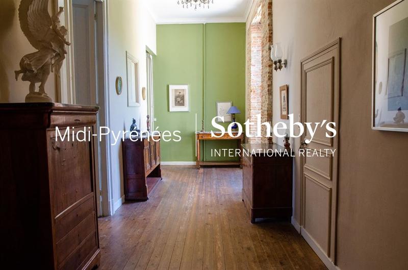 Château - 1 573 m² - 36 pièces