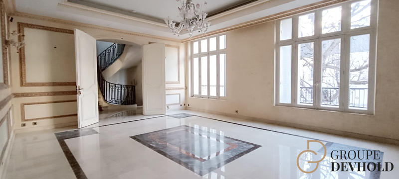 Maison - 1 325 m² - 15 pièces