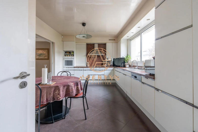 Maison - 205 m² - 8 pièces