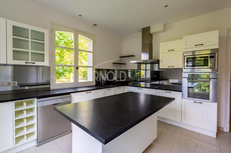 Maison - 243 m² - 8 pièces