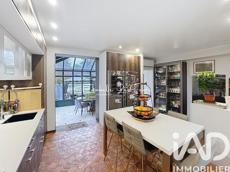 Maison - 202 m² - 9 pièces