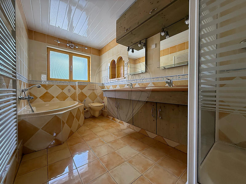 Maison - 180 m² - 8 pièces