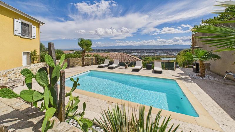 Maison - 180 m² - 8 pièces