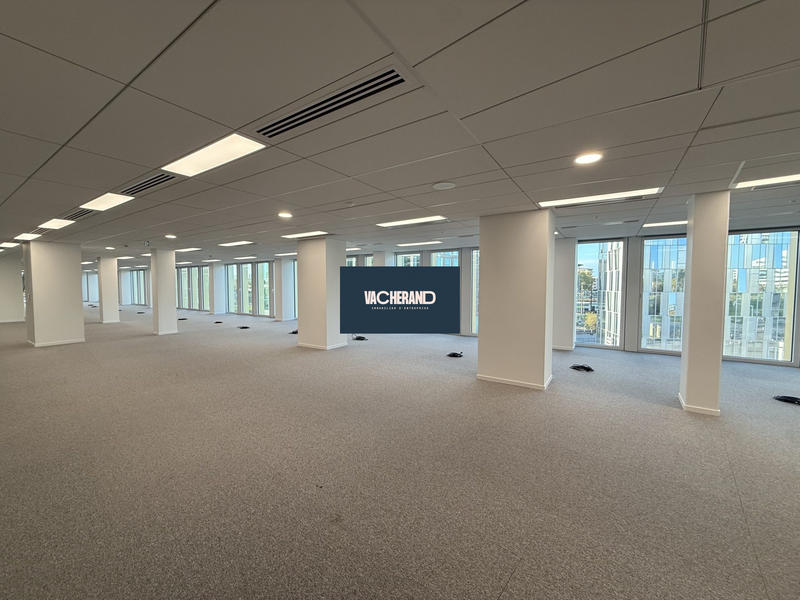 Bureau - 749 m² - 1 pièce