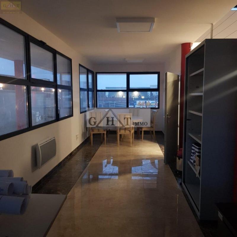 Entrepôt - 1 050 m²