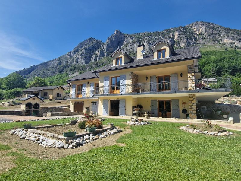 Maison - 340 m² - 12 pièces