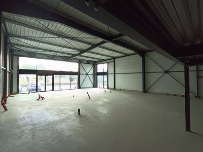 Local d'activités - 299 m²