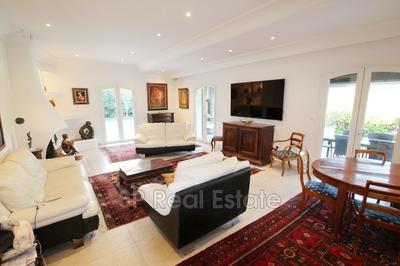 Maison - 270 m² - 6 pièces