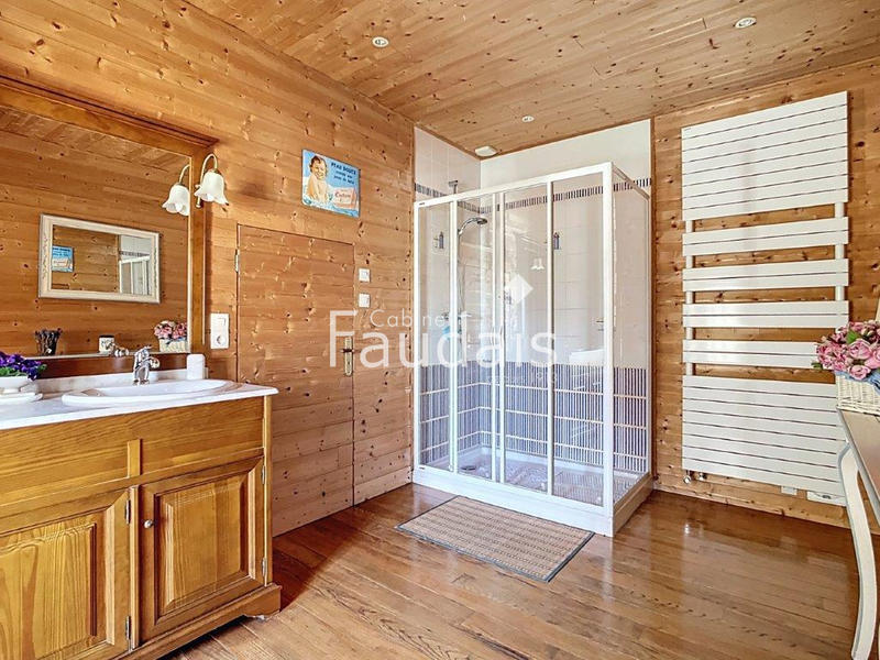 Propriété - 300 m² - 25 pièces