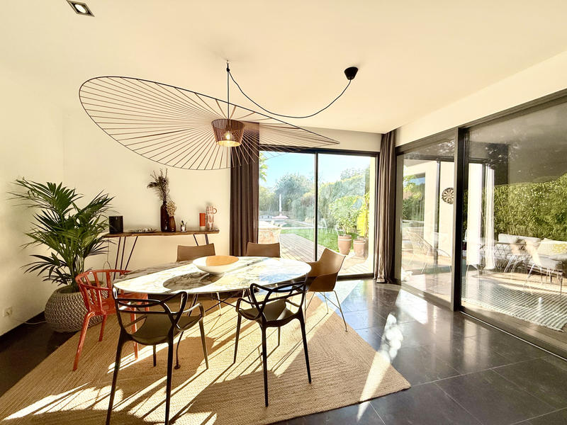 Maison - 240 m² - 6 pièces