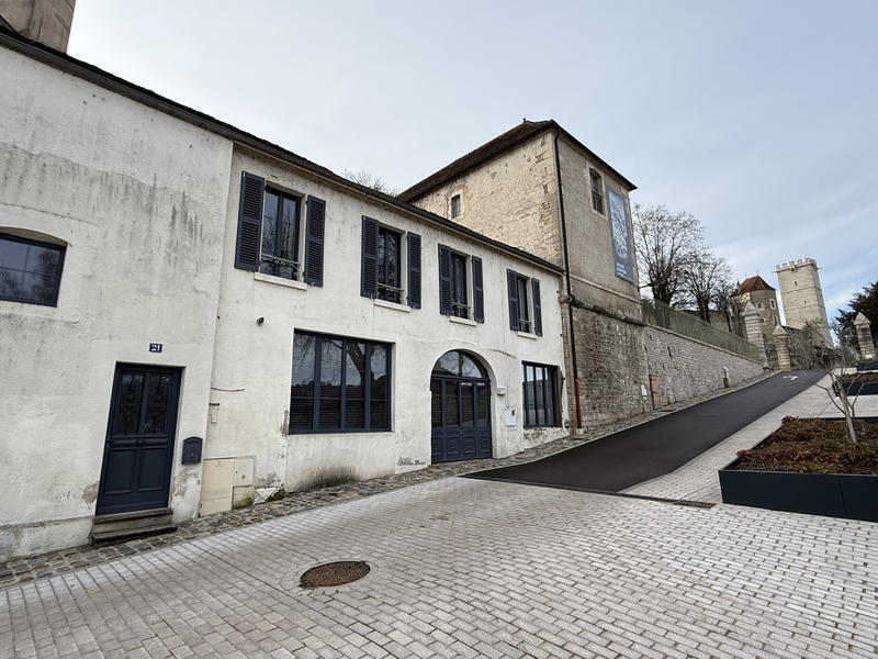 Maison - 180 m² - 9 pièces