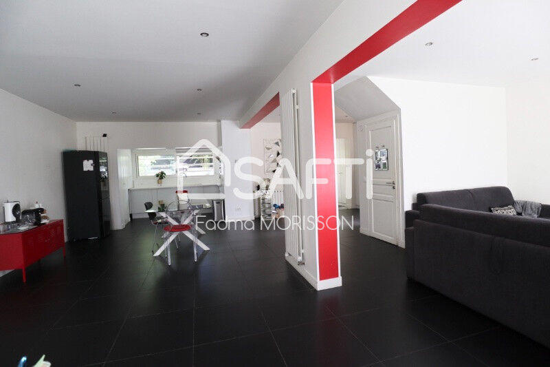 Maison - 230 m² - 8 pièces