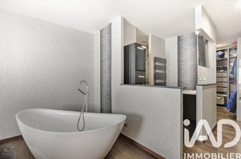 Maison - 210 m² - 7 pièces