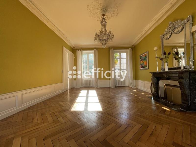 Maison - 392 m² - 10 pièces