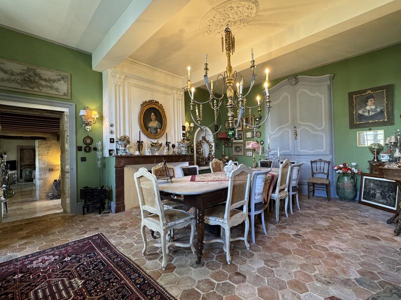 Maison - 654 m² - 16 pièces