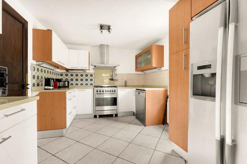 Maison - 300 m² - 11 pièces