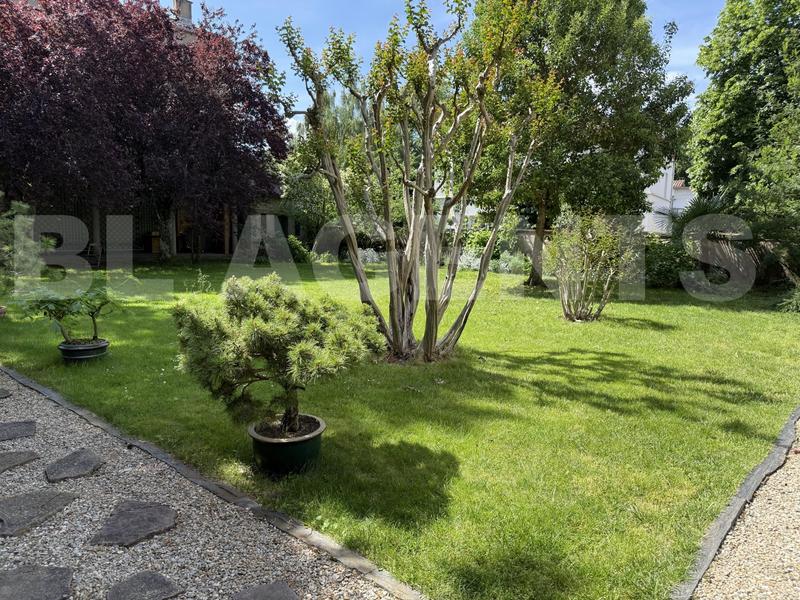 Demeure - 268 m² - 9 pièces