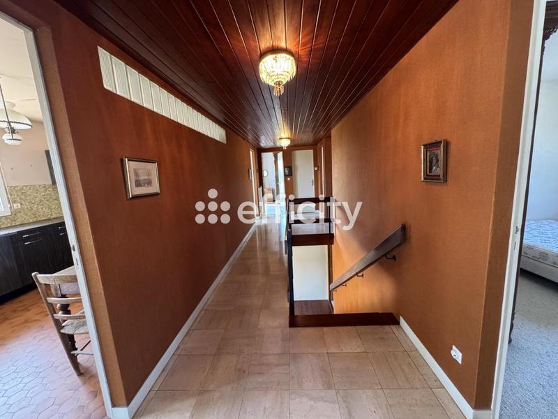 Maison - 230 m² - 8 pièces